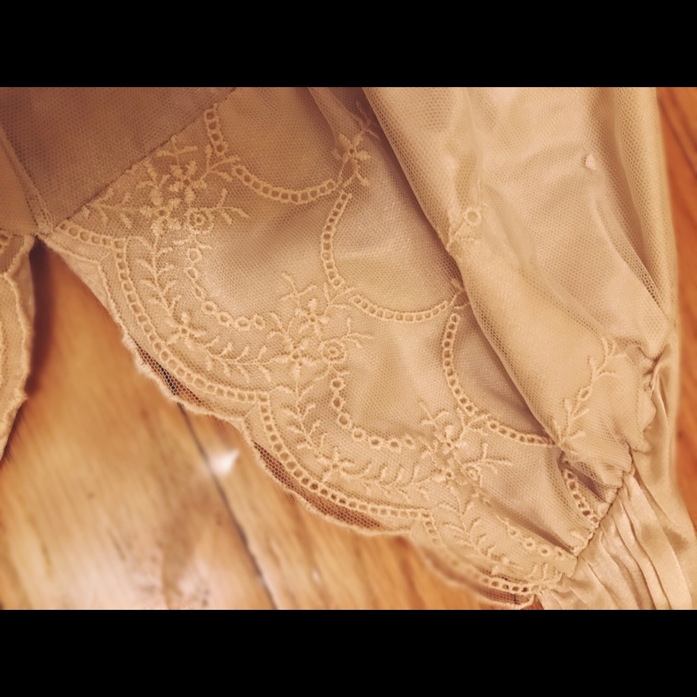 Delicate, feminine & sexy cream lace dress - Picture 7 of 8